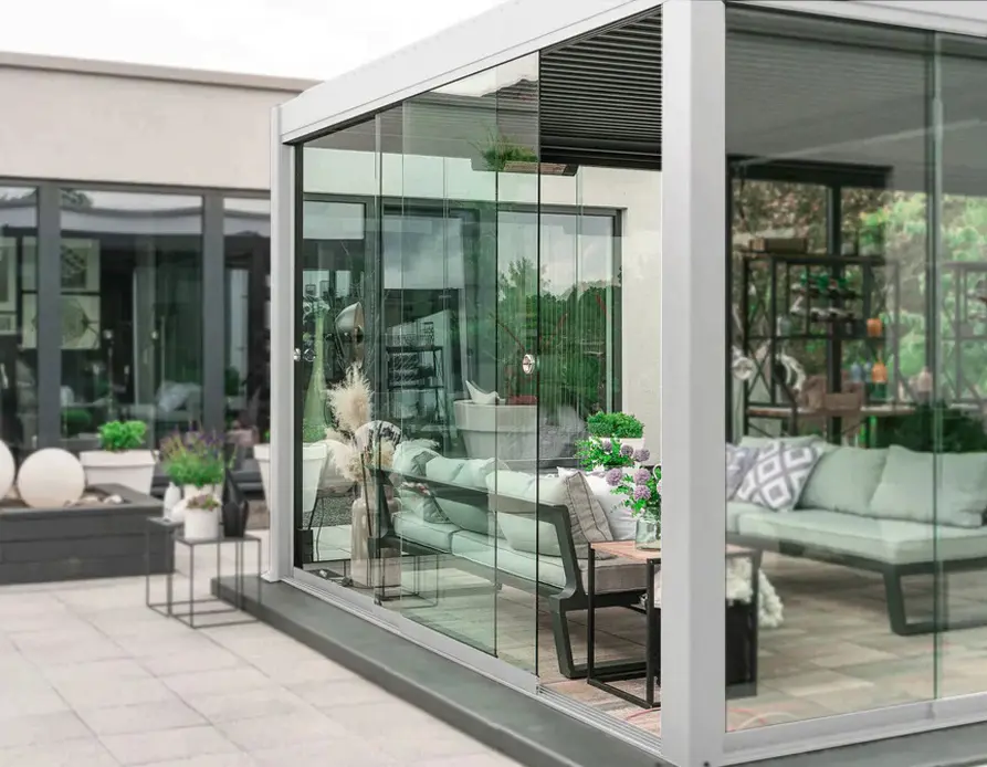 Pergola bioclimatica con vetrate panoramiche: quando l’outdoor diventa uno spazio da vivere tutto l’anno